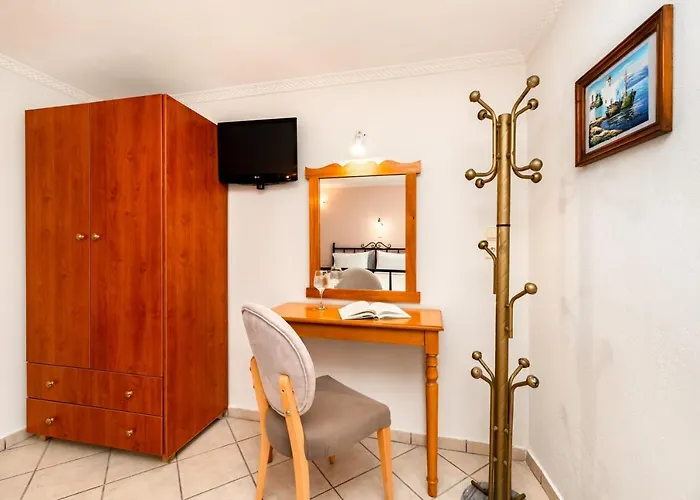 By Thira Vila Fira (Santorini)