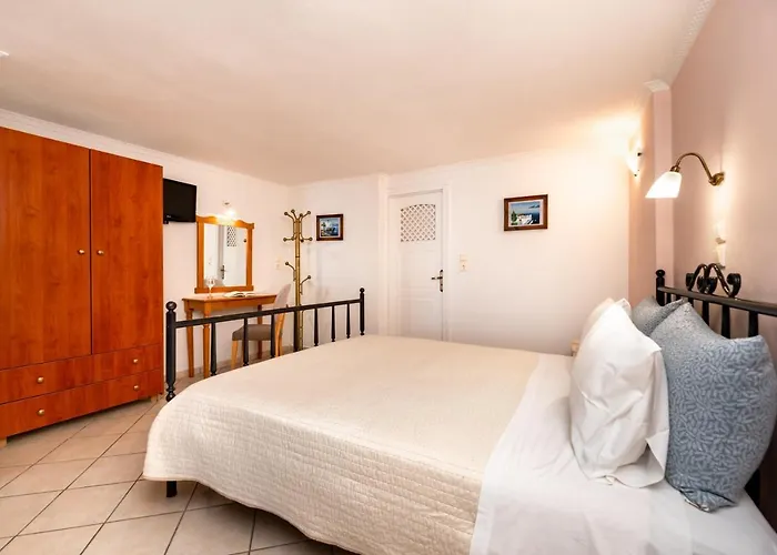 By Thira Fira (Santorini)