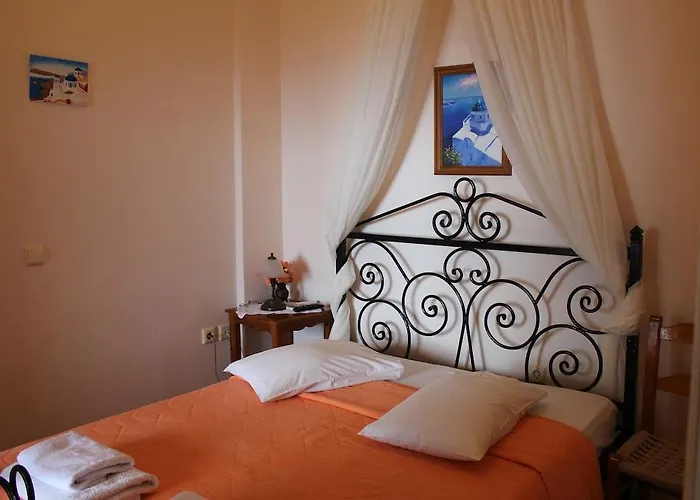 By Thira Fira (Santorini)